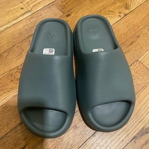 Yezzy slides size8 grey
